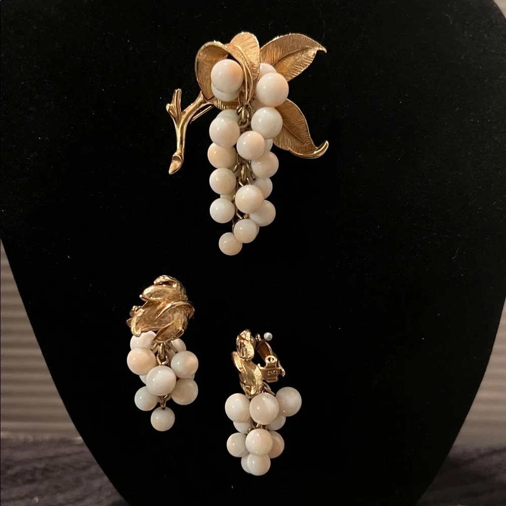 Marcel Boucher Unsigned Brooch Gold Tone Glass Beaded Grape Cluster Set Clip-on